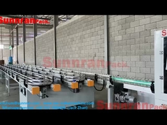 Τα κουτιά με τα τρόφιμα κάνουν ουρά.